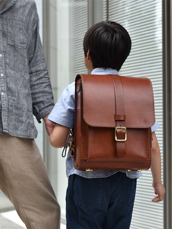 1本ベルト縦型ランドセル(AI-2303)チョコ　子ども着用