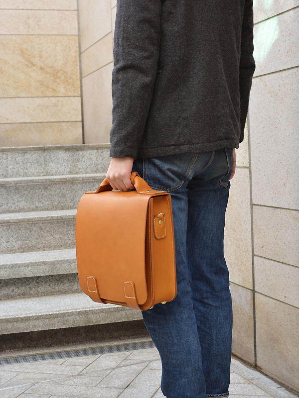 贅沢な革使いで作るHERZの総かぶせ縦型2wayビジネスバッグ「革鞄のHERZ