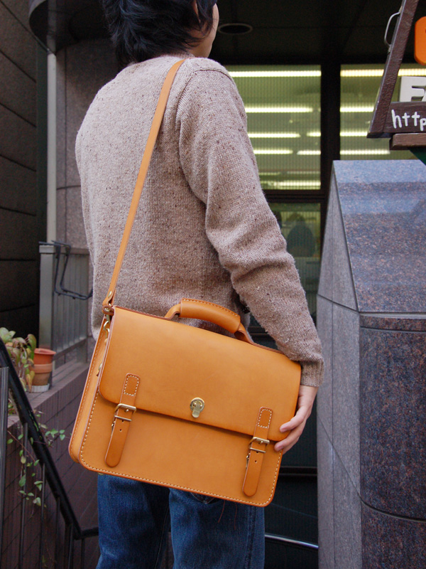 3点留めのクラシックデザインで人気の2way本革ビジネスバッグ「革鞄の 