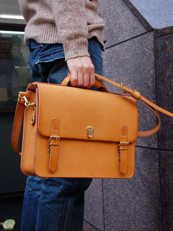 3点留めのクラシックデザインで人気の2way本革ビジネスバッグ「革鞄のHERZ(ヘルツ)公式通販」
