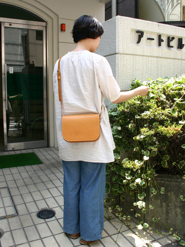 マグネットで留めるシンプルな総かぶせレザーポシェット「革鞄のHERZ 