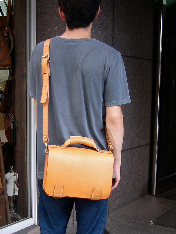 HERZを代表するハードレザーの総かぶせ2wayビジネスバッグ「革鞄のHERZ 