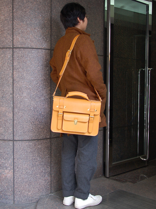 飽きずに長く使える学生鞄風の2way本革ビジネスバッグ「革鞄のHERZ 