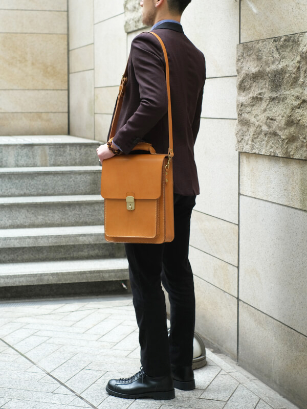 スマートなシルエットが魅力の縦型2wayビジネスバッグ「革鞄のHERZ 