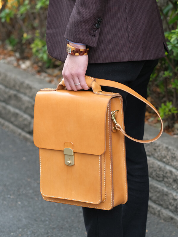 スマートなシルエットが魅力の縦型2wayビジネスバッグ「革鞄のHERZ 