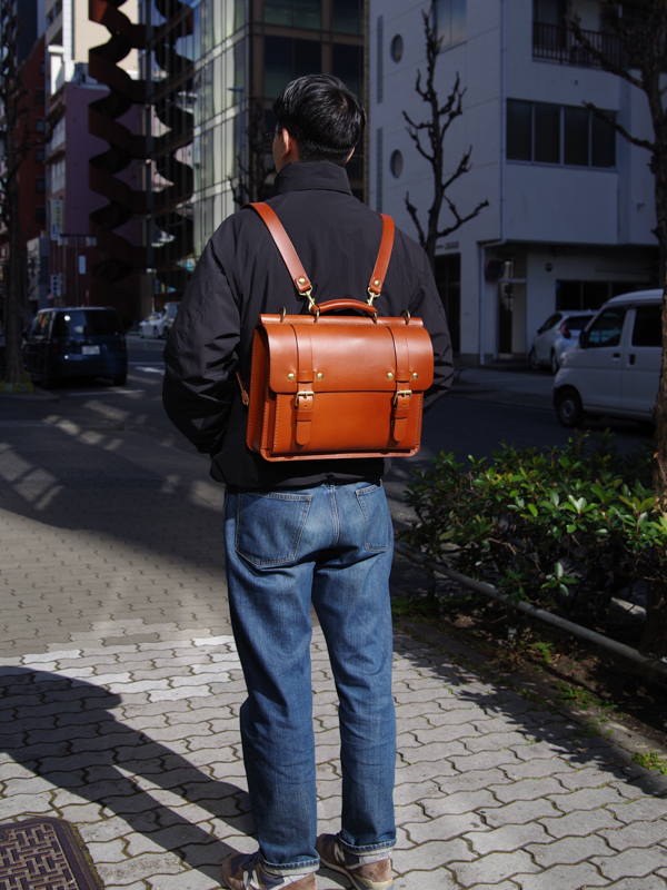 棒屋根3wayバッグ(BE-2546)　チョコメンズ着用