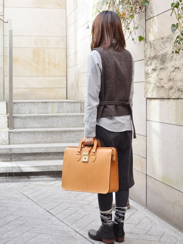 働く女性をコンセプトにデザインした本革二本手ダレスバッグ「革鞄の