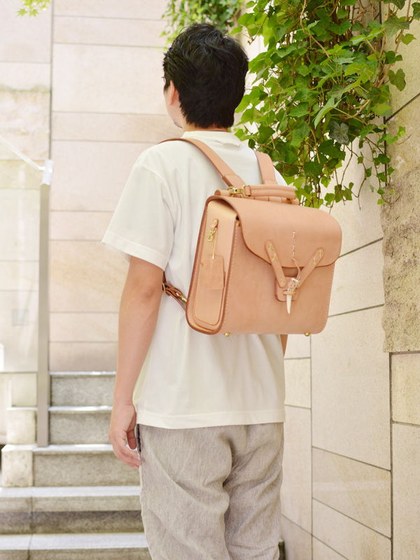 パラシュートリュック(BR-W-5-M)　男性着用