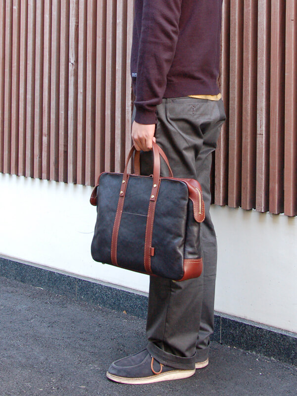 2トーンが珍しい二本手の本革カジュアルビジネスバッグ「革鞄のHERZ 
