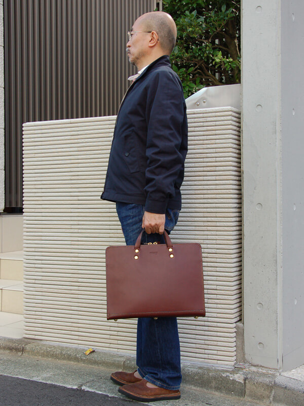二本手ビジネス　チョコ　男性着用