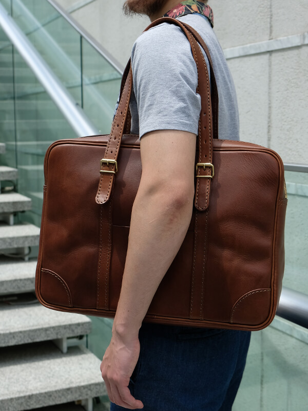 カジュアルスタイルにも合う肩掛け二本手ビジネスバッグ「革鞄のHERZ(ヘルツ)公式通販」