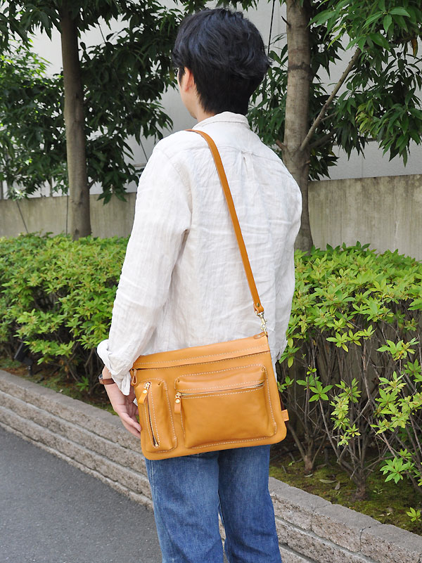 人気の形をワイドにしたリバーシブルショルダーバッグ「革鞄のHERZ 