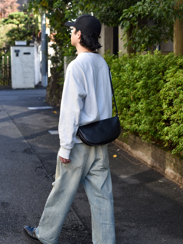 ビーンズショルダーバッグ(CK-17)　Sサイズブラックメンズ着用