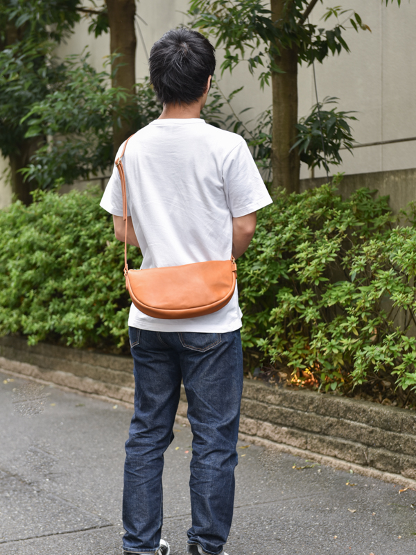ビーンズショルダーバッグ(CK-17)　Sサイズキャメルメンズ着用