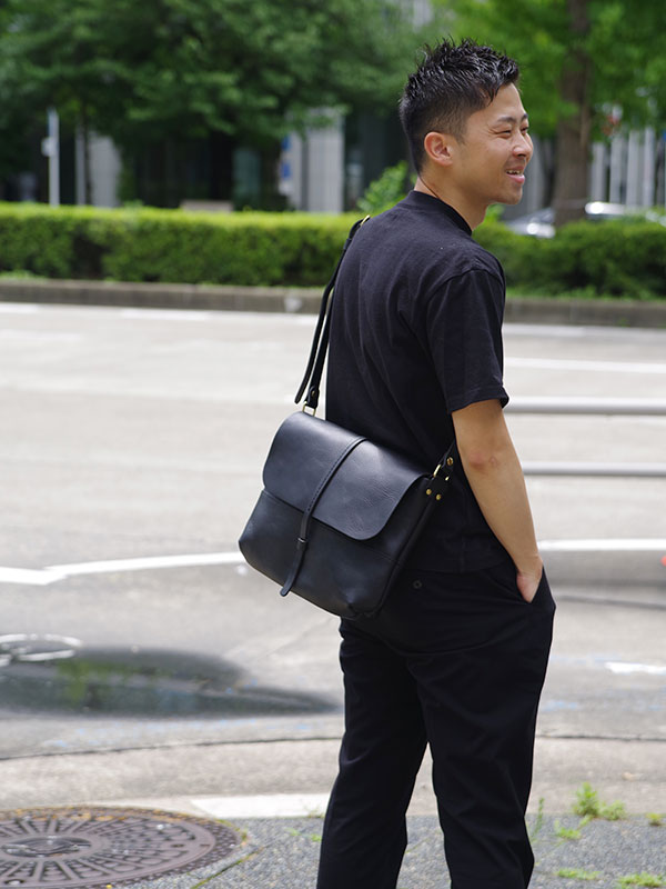 正面から金具が見えないシンプルな半かぶせショルダーバッグ「革鞄のHERZ(ヘルツ)公式通販」