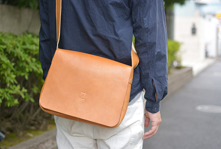 シンプルでスタンダードな総かぶせの横型ショルダーバッグ「革鞄のHERZ(ヘルツ)公式通販」