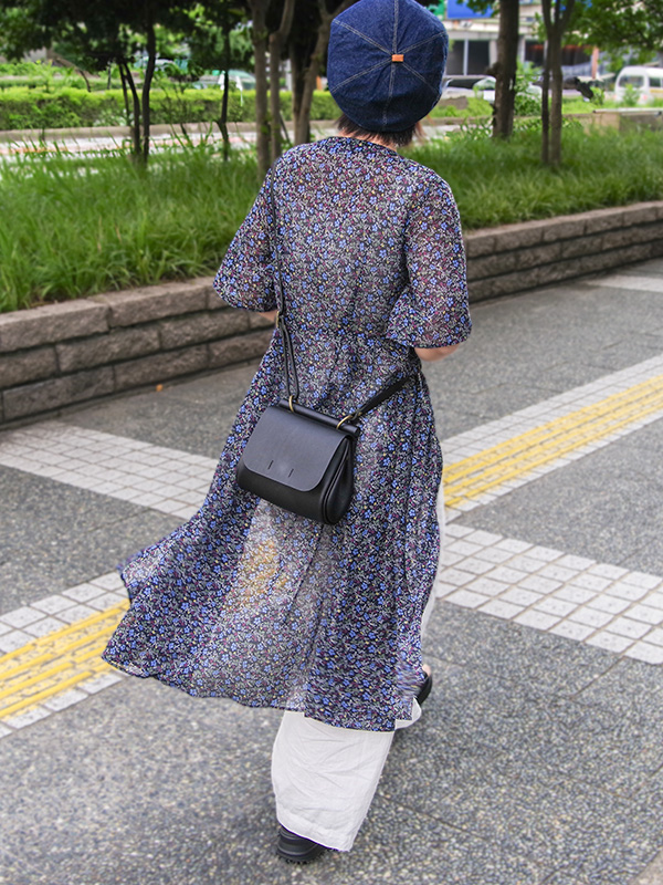 棒屋根かぶせポシェット(CP-5)　レディース斜め掛け着用