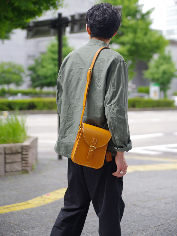 ラップフラップミニショルダー(CP-6)　キャメルメンズ着用
