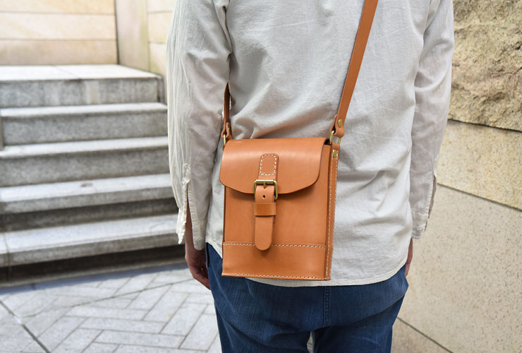 2023人気のバッグしっかり自立するミニサイズのショルダーバッグ「革鞄のHERZ(ヘルツ