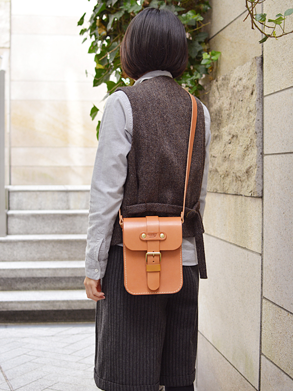 女性も使える一本ベルトのクラシカル本革ショルダーバッグ「革鞄のHERZ