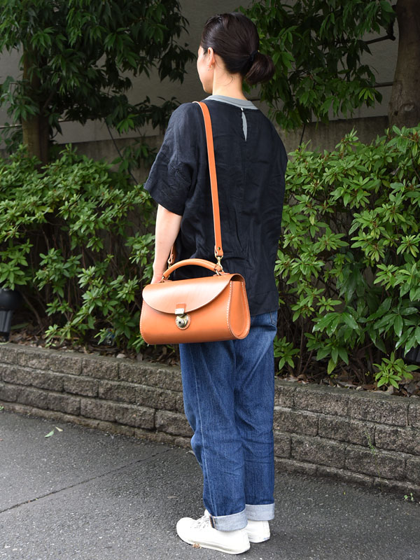 ワンタッチで開閉しやすい2wayプリンショルダーバッグ「革鞄のHERZ