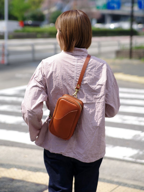 タフに使える本革レザーの縦型2wayボディバッグ「革鞄のHERZ