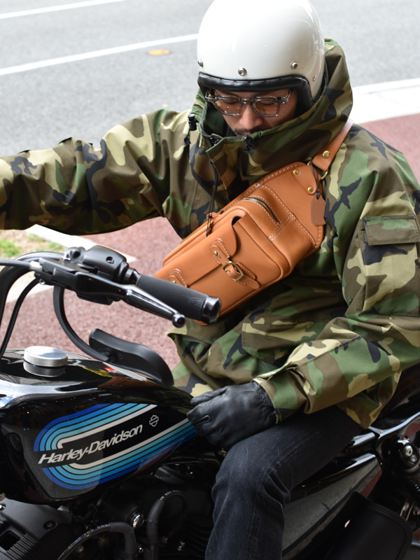 無骨なデザインと迫力あるサイズ感のライダーボディバッグ「革鞄