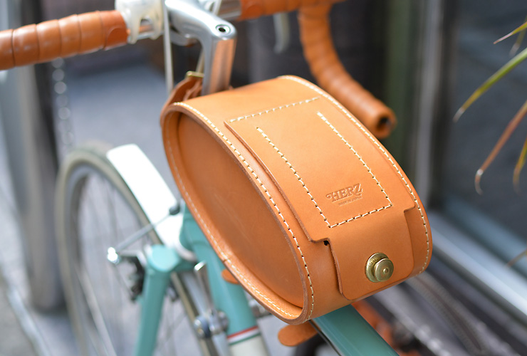 自転車乗りバッグ】ドイツホックのトップチューブバッグ (FB-47)はオーバルなボディでちょっとした工具を入れておくのに「革鞄のHERZ(ヘルツ)公式通販」