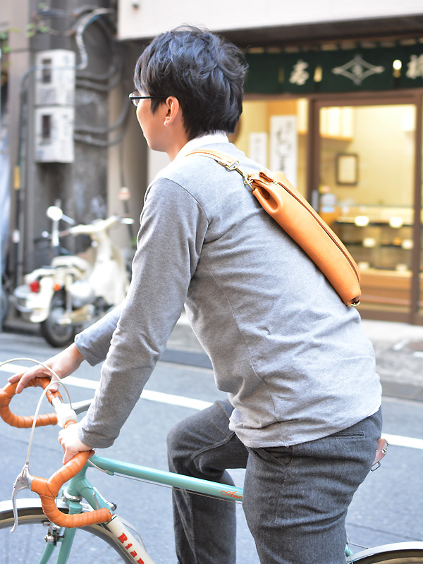 【自転車乗りバッグ】可変マチのファスナーボディバッグ(FB-48)　男性着用4