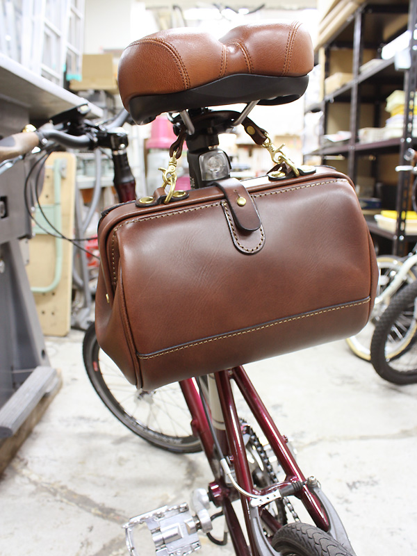 自転車乗りバッグ】多目的サイクルバッグ(FB-51)。フロント・サドルバッグ両方で使える口枠鞄。「革鞄のHERZ(ヘルツ)公式通販」