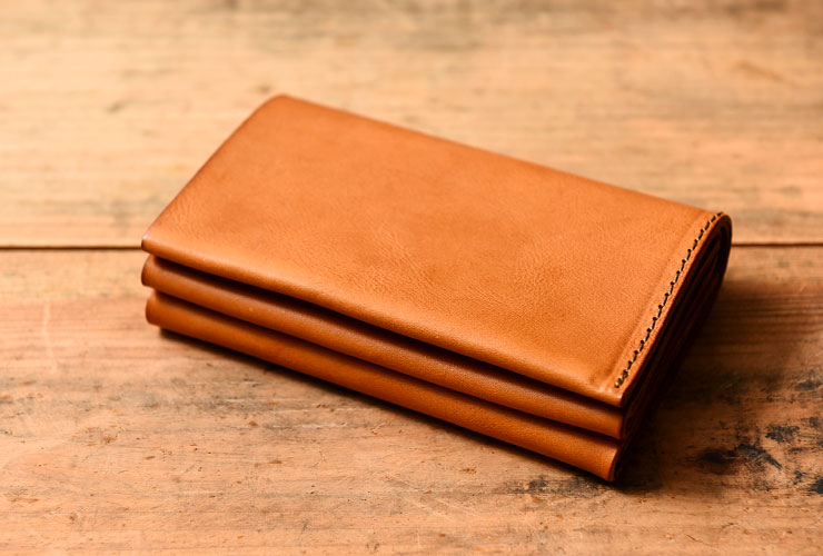 革厚を生かしたボリューム感がおすすめのマチ付き二つ折り財布「革鞄の