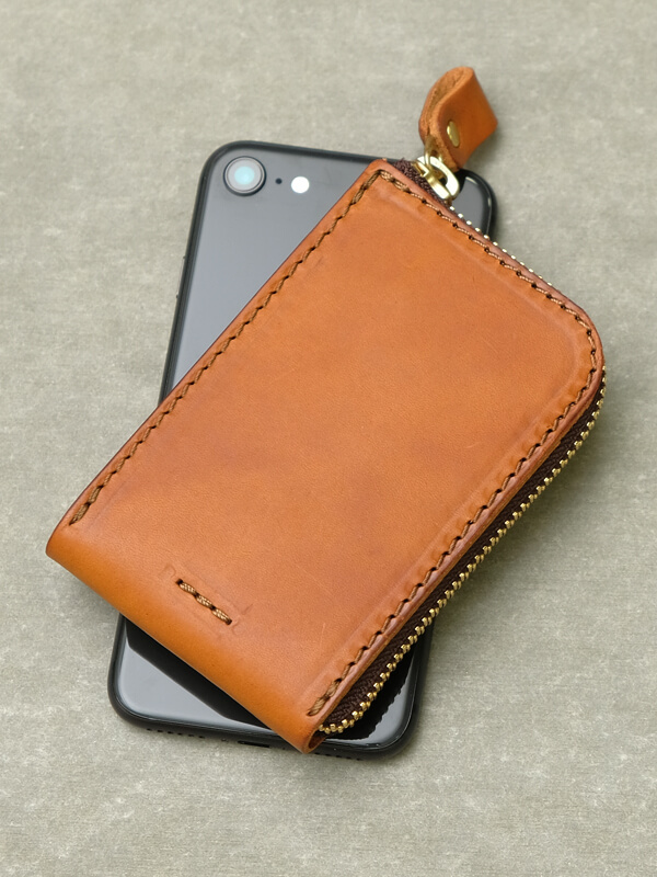 カードポケット付きキーケースとスマートフォン