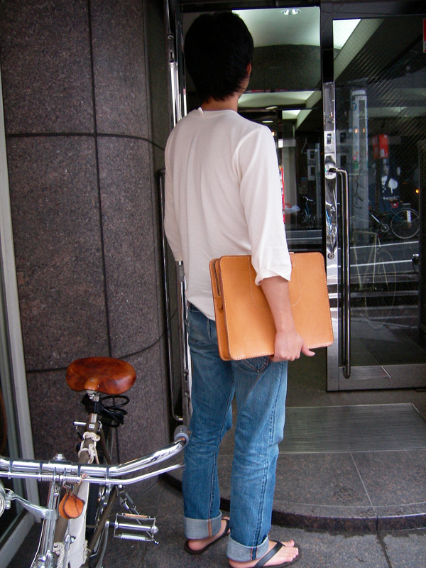 2本手ビジネスバッグ　キャメル　クラッチ