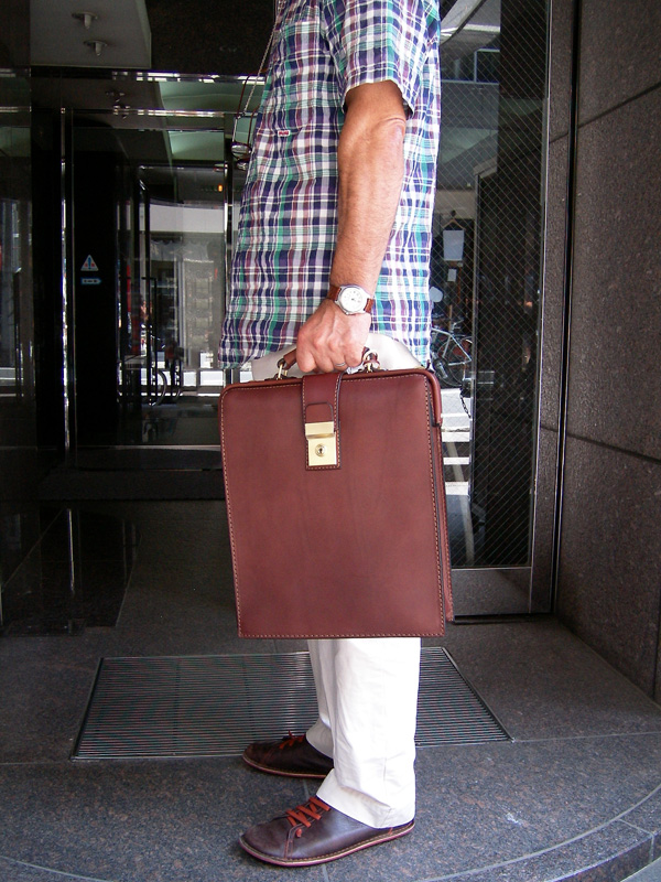 クラシックな縦型デザインで2way仕様の本革ダレスバッグ「革鞄のHERZ(ヘルツ)公式通販」