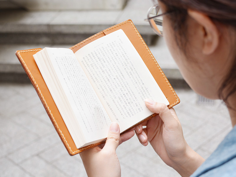 ブックカバー  読書
