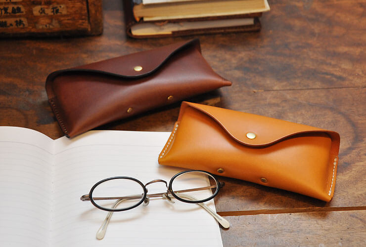 革で眼鏡を包み込むマグネット留めの本革メガネケース「革鞄のHERZ(ヘルツ)公式通販」