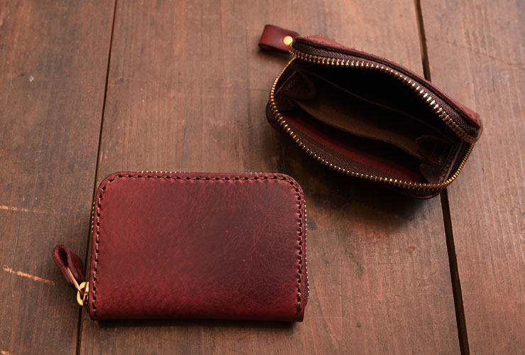 ワインレッドのイタリア革で作ったファスナー式の小型財布「革鞄のHERZ