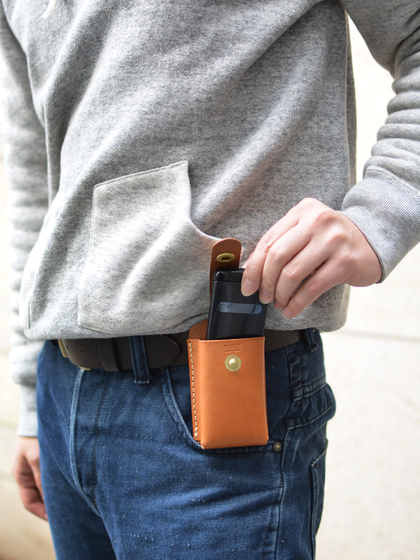 スマートに収納できる革製の縦型携帯電話ケース「革鞄のHERZ(ヘルツ)公式通販」