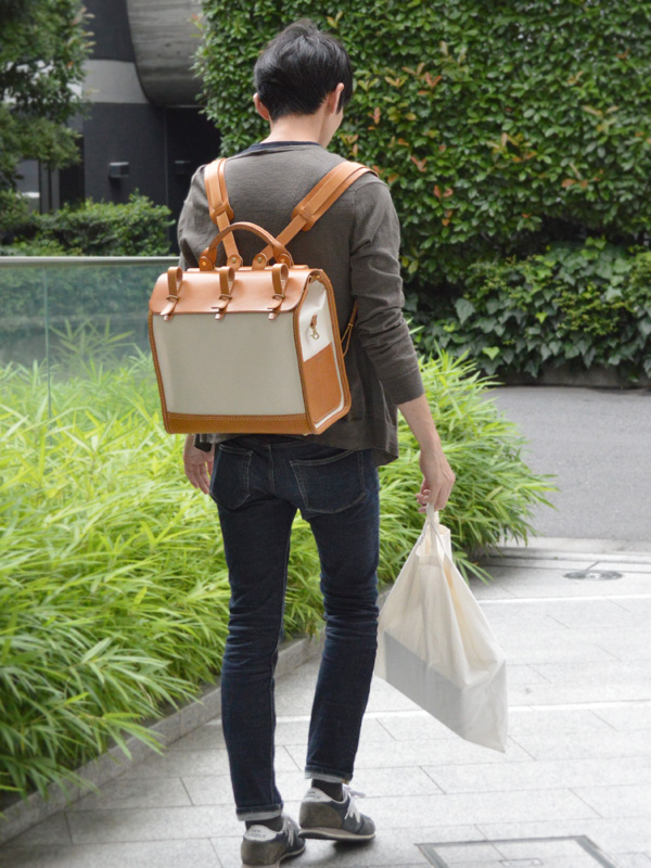 キナリ×キャメルの棒屋根リュック(NA-RUCK1)　男性着用