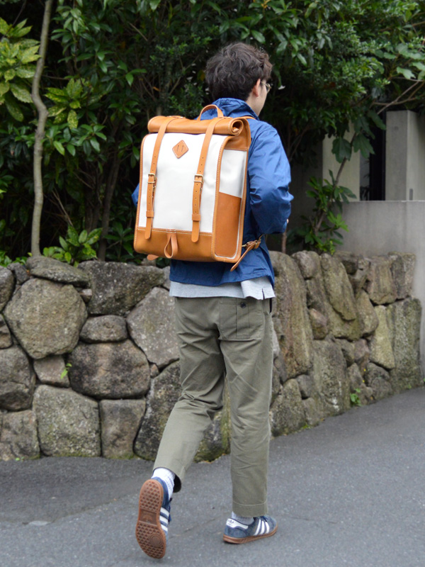 キナリ×キャメルロールトップバックパック　最短男性着用