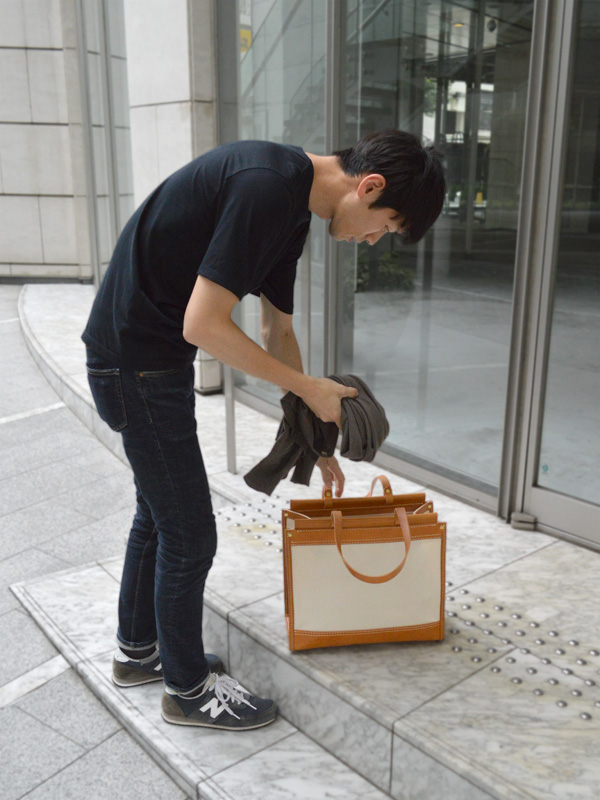 キナリ×キャメル棒屋根トート　男性着用