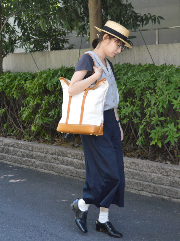 キナリ×キャメル棒屋根トート　女性着用