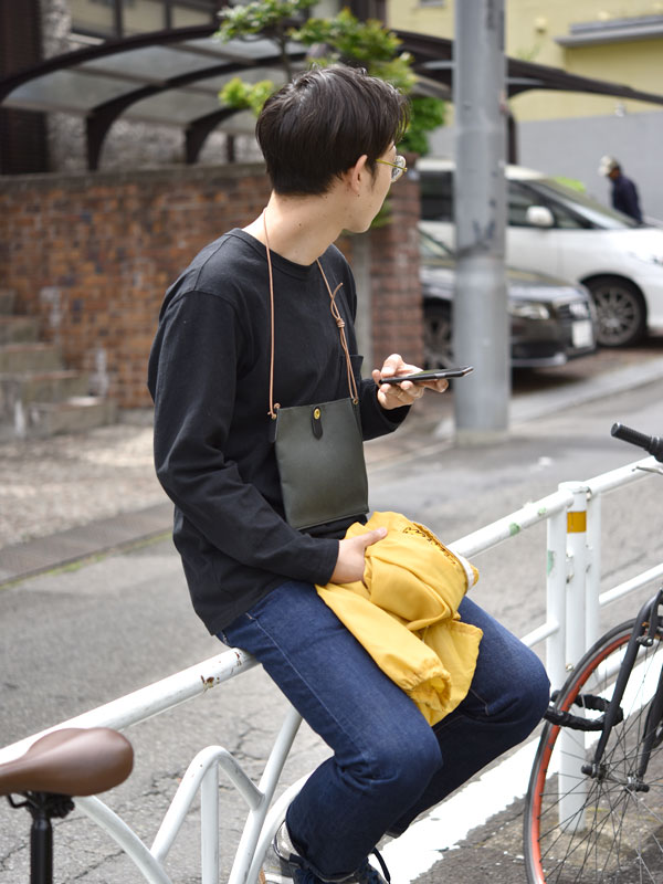 サコッシュ　黒　首にかける