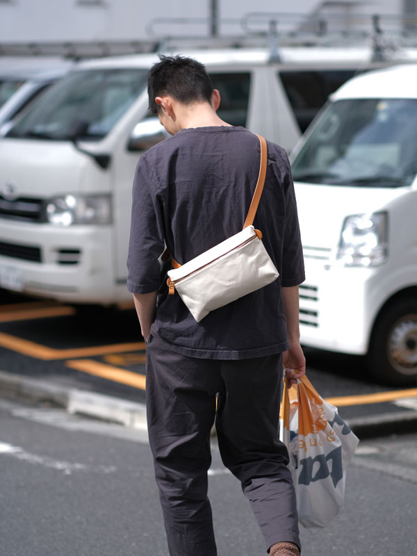 ボディバッグM　キャメル　男性