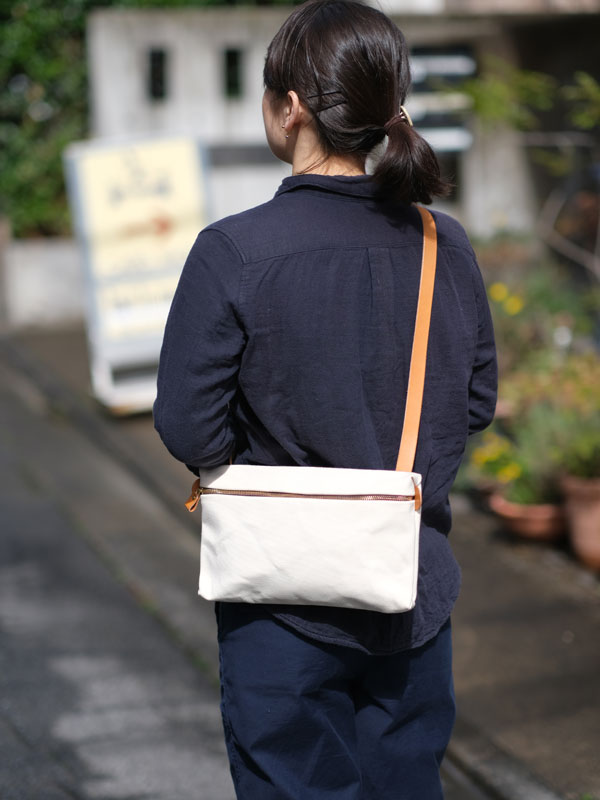 ボディバッグL　キャメル　女性