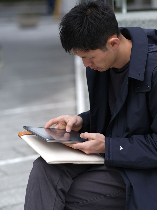 タブレットケースS　キャメル　男性