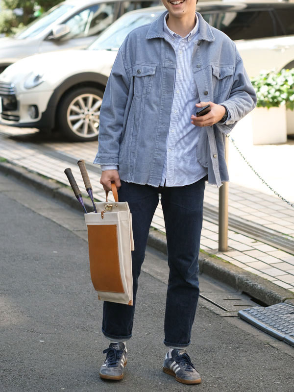 壁掛けトート　キャメル　男性