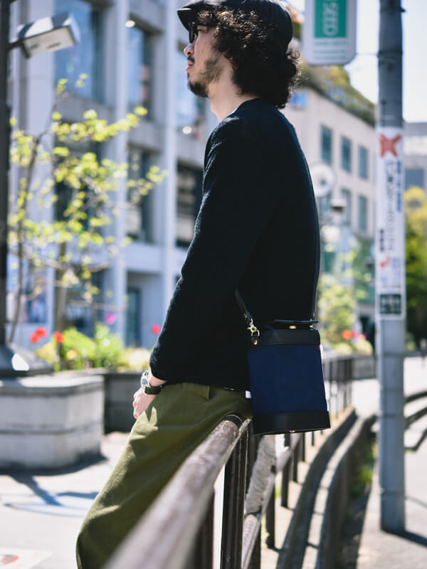 “二眼レフショルダー　黒　男性”