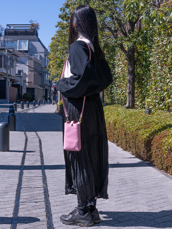 さくらいろ特別仕様の2wayスマホショルダー「革鞄のHERZ(ヘルツ