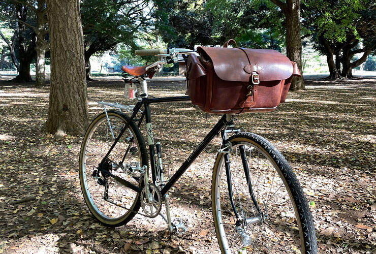 イタリアンレザーで作った自転車用の大容量ハンドル・フロントバッグ